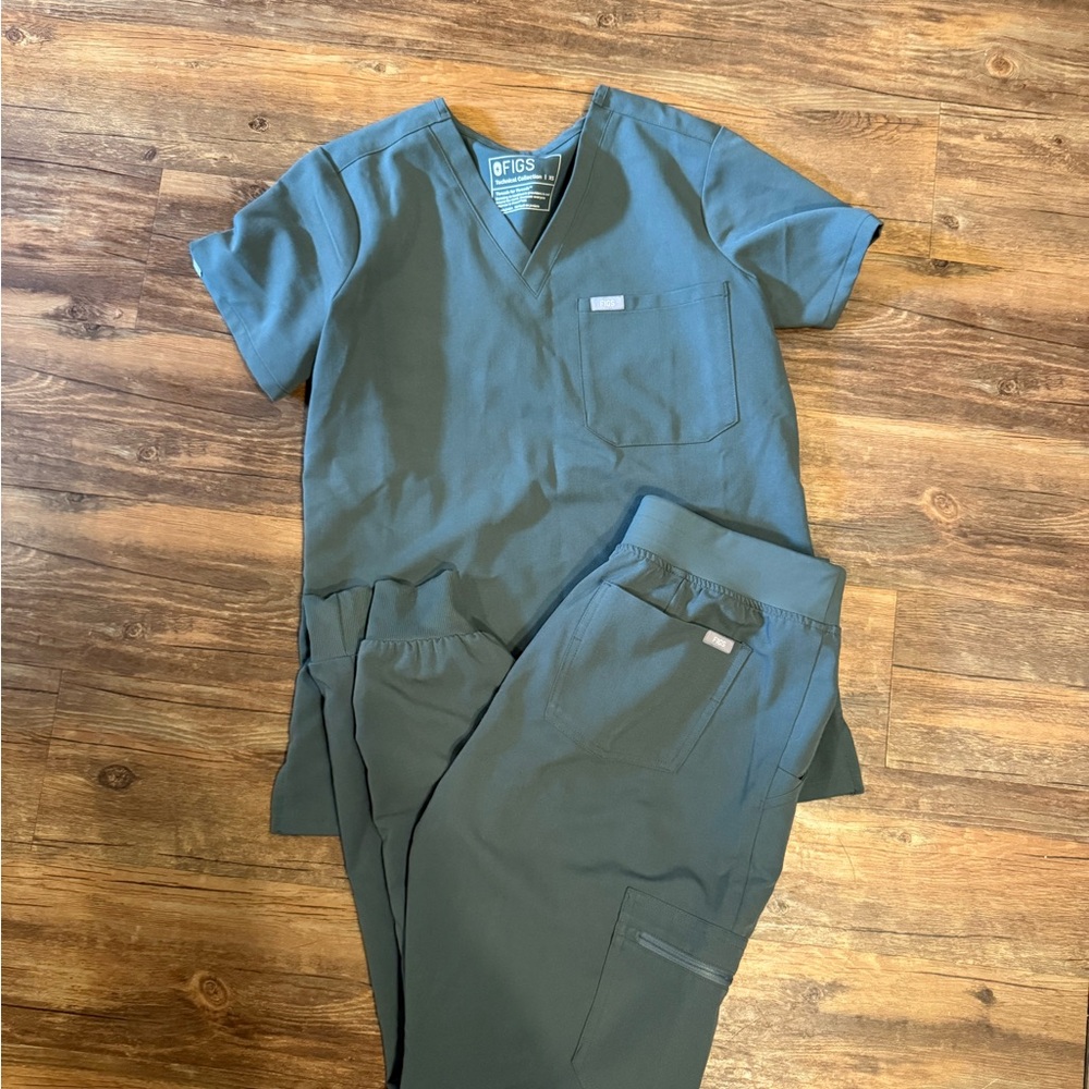 FIGS Women's Scrub Set in Bonsai Green - V-Neck Top & joggers